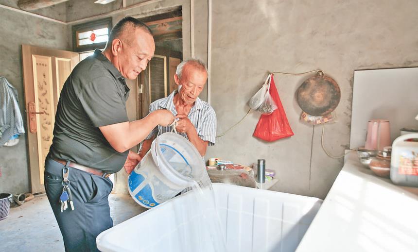 干部入户送水来