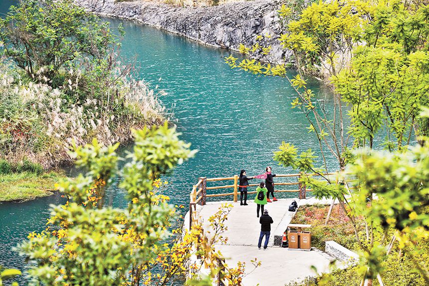 渝北区铜锣山矿山公园，游客在欣赏风景。(资料图片)记者 谢智强 摄/视觉重庆