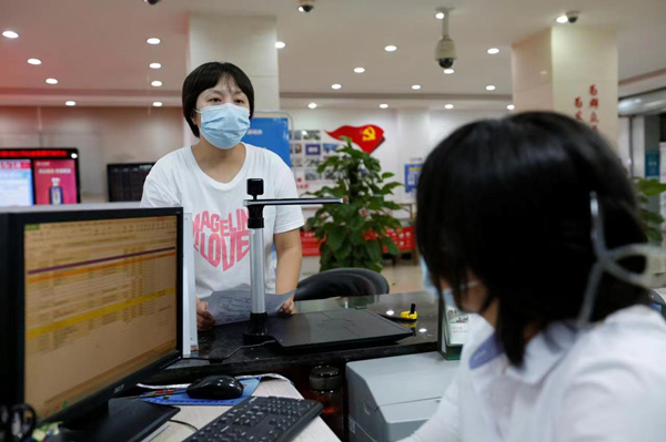 市民在北碚区天生街道公共服务中心办理业务。 霍吕摄