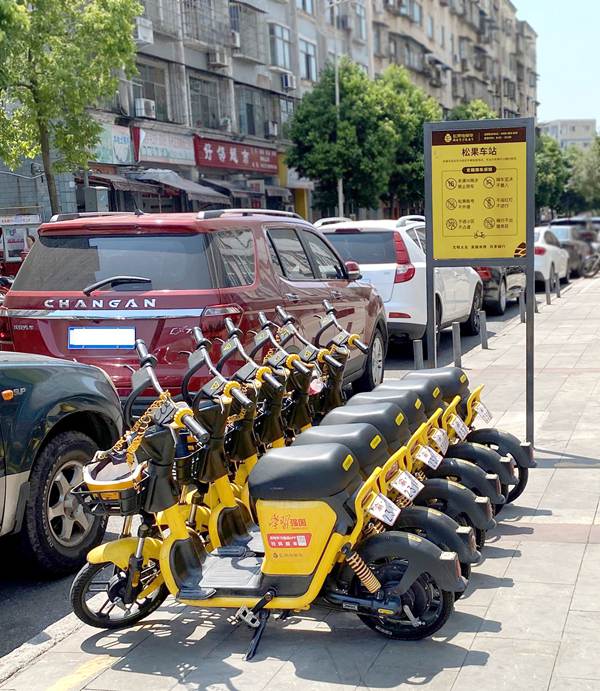 重庆市大足区双桥经济技术开发区街道上整齐摆放着的“强国电单车”。松果出行供图