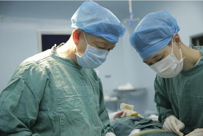 陈德法（左）手术中。重庆华美整形外科医院供图