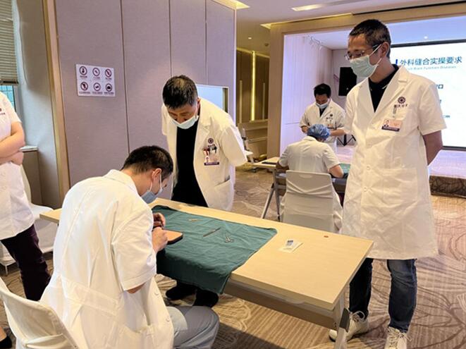 外科缝合竞赛。重庆华美整形外科医院供图