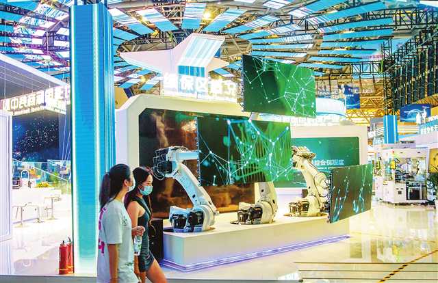 8月21日，重庆国博中心智博会现场，各个展台展示的智能产品，充满了科技感和未来感。记者 郑宇 摄/视觉重庆