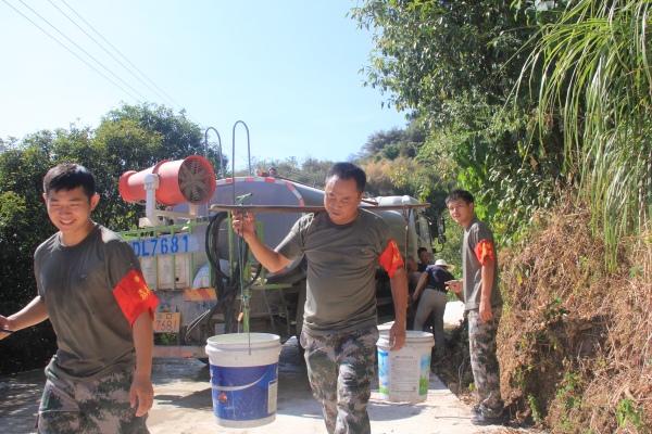 驻村书记带着送水队伍给村民挑水送水。姜家镇镇政府供图