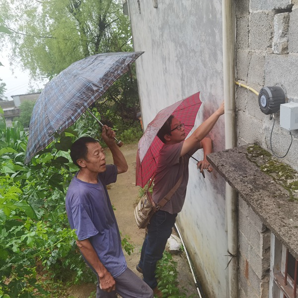 《雨中巡查》。6月27日，川东南地质大队地灾驻守队员李耀周在巫溪县胜利乡洪仙村3社滑坡与群测群防人员一起开展雨中巡查工作。廖凯摄