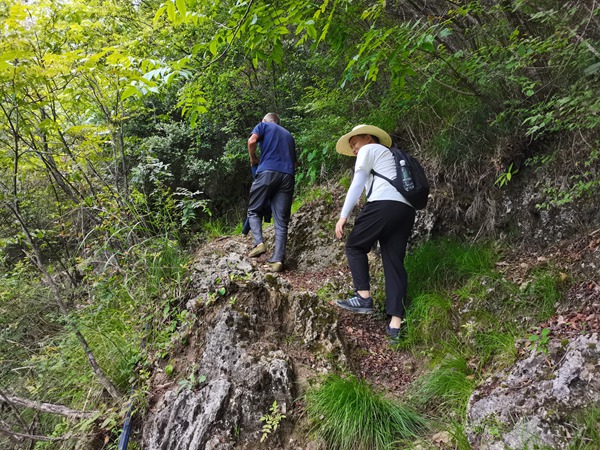 《用脚步“丈量”悬崖地灾点》。6月9日，川东南地质大队地灾驻守队员况星麟、徐腾蛟到巫山县官阳镇老鹰村雾溪阳坡地灾点进行地灾巡查和危岩点排查。徐腾蛟摄