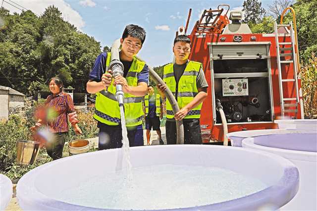 8月22日，彭水桑柘镇组织干部职工用消防车为缺水严重的村庄送水，解决群众用水需求。特约摄影 赵勇/视觉重庆