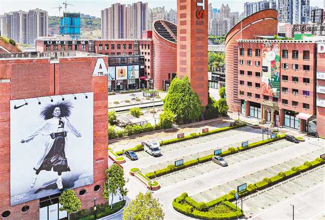 8月22日13:45,两江新区奥莱停车场空空荡荡。当日我市部分商场营业时间调整为每日16:00—21:00,让电于民。记者 张锦辉 摄/视觉重庆