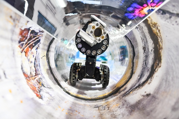 2022智博会重庆馆，中建二局的非开挖管道检测机器人亮相。邹乐摄