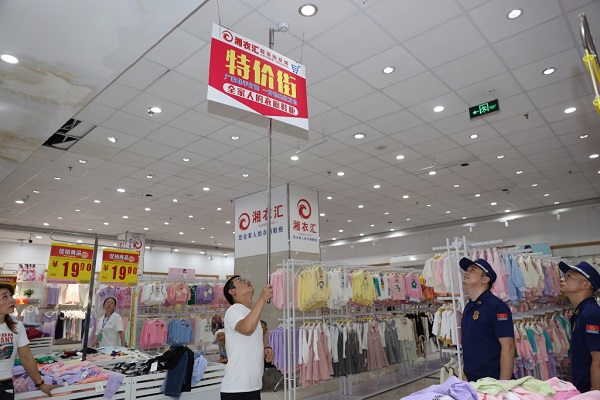 检查现场。酉阳县消防救援大队供图