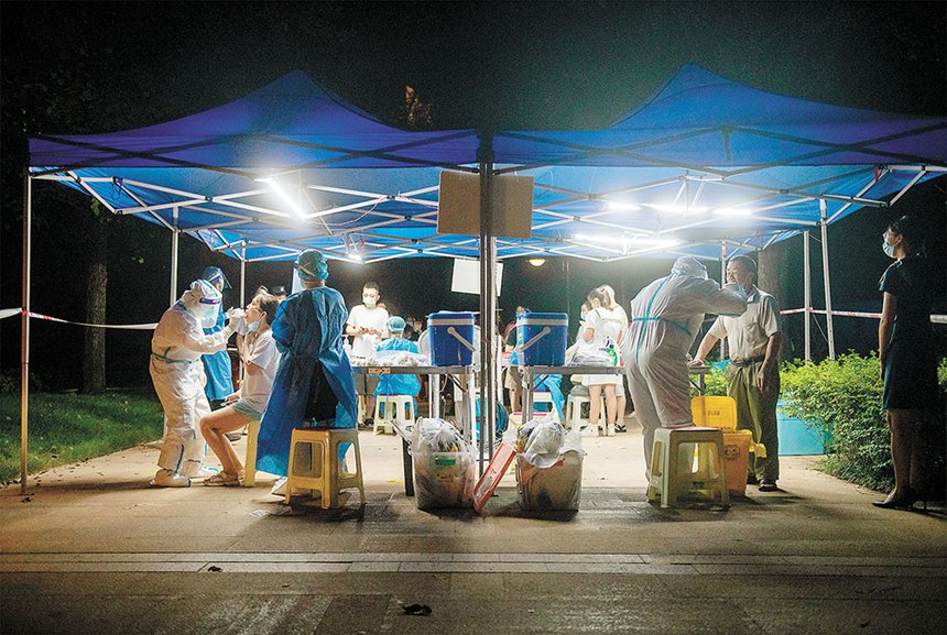 8月24日凌晨，江北区龙湖源著核酸采样点，医护人员正在进行核酸采样。记者 崔力 摄/视觉重庆