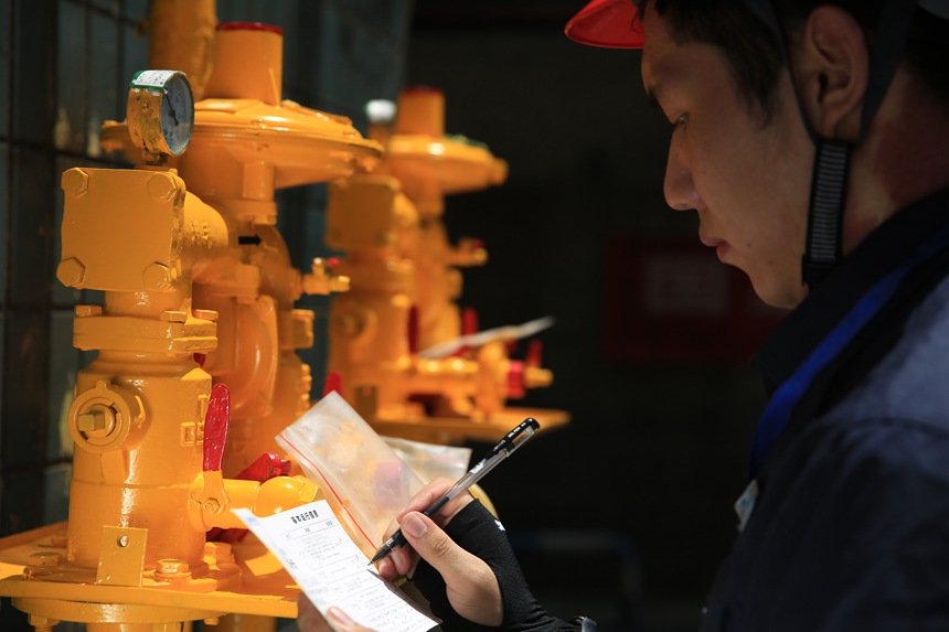 8月16日，重庆燃气渝中分公司维修工在渝中区储奇门加气站进行压力检测和漏气检查。陈再亮摄