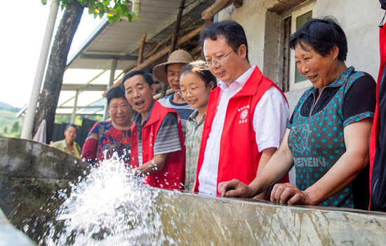 开州区水利部门送水到户为村民解燃眉之急。重庆市水利局供图