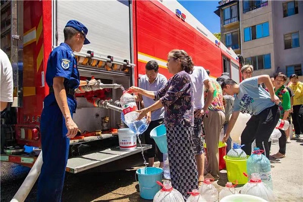涪陵区消防员为大木乡缺水区域送水。重庆市消防救援总队供图