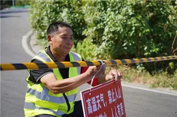 在安装森林防火卡口护栏。梁平区融媒体中心供图