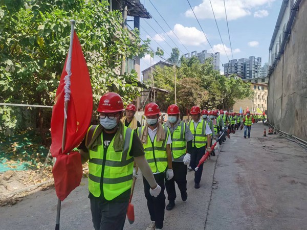 在巴南區住房城鄉建委的組織下，由180人組成的中鐵建志願團隊緊急奔赴南泉街道火災地點，迅速投入到開辟隔離帶、山火扑救、后勤保障等任務中。巴南區住房城鄉建委供圖