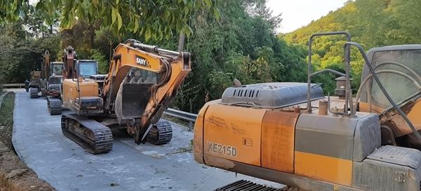 璧山區住房城鄉建委組織挖車前往八塘鎮開挖隔離防火通道。璧山區住房城鄉建委供圖