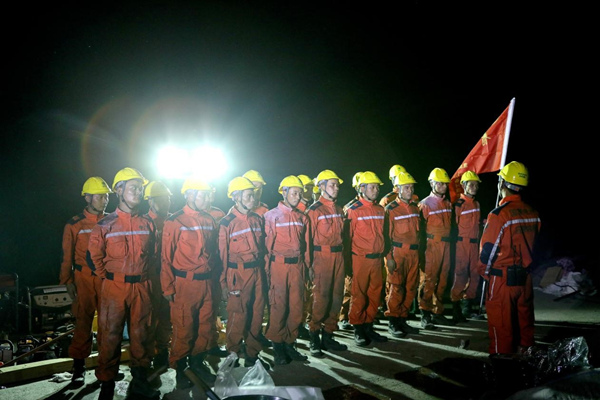 重庆送变电公司员工在巴南区山火抢险现场集结，准备投入线路抢修。何佳玫摄