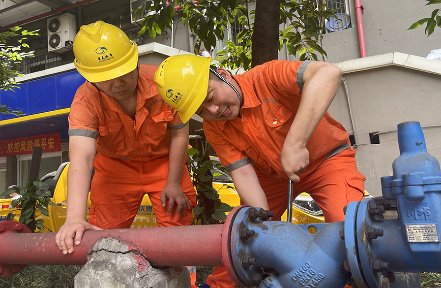 市自来水公司沙坪坝营管所管道工冒着酷暑维修漏水管道