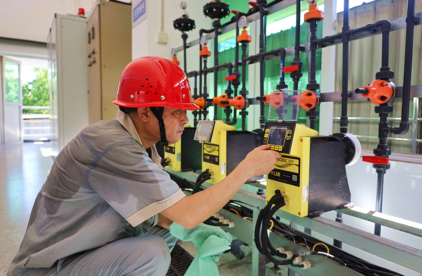 渝南自来水公司新大江水厂机修人员正在检修设备