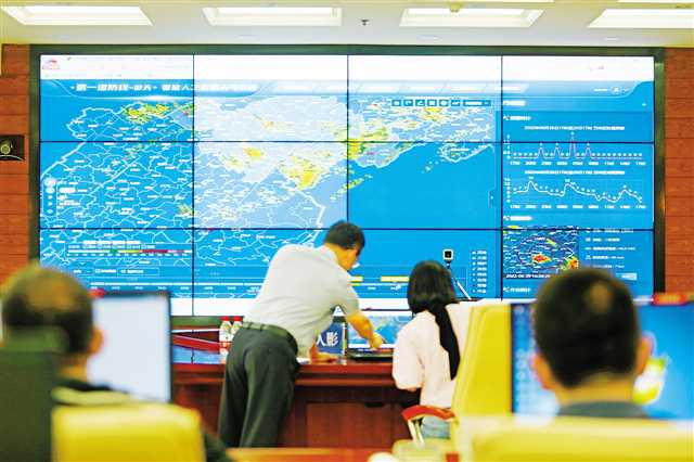 8月29日，在市气象局指挥中心，气象专家正在对增雨条件进行实时研判。