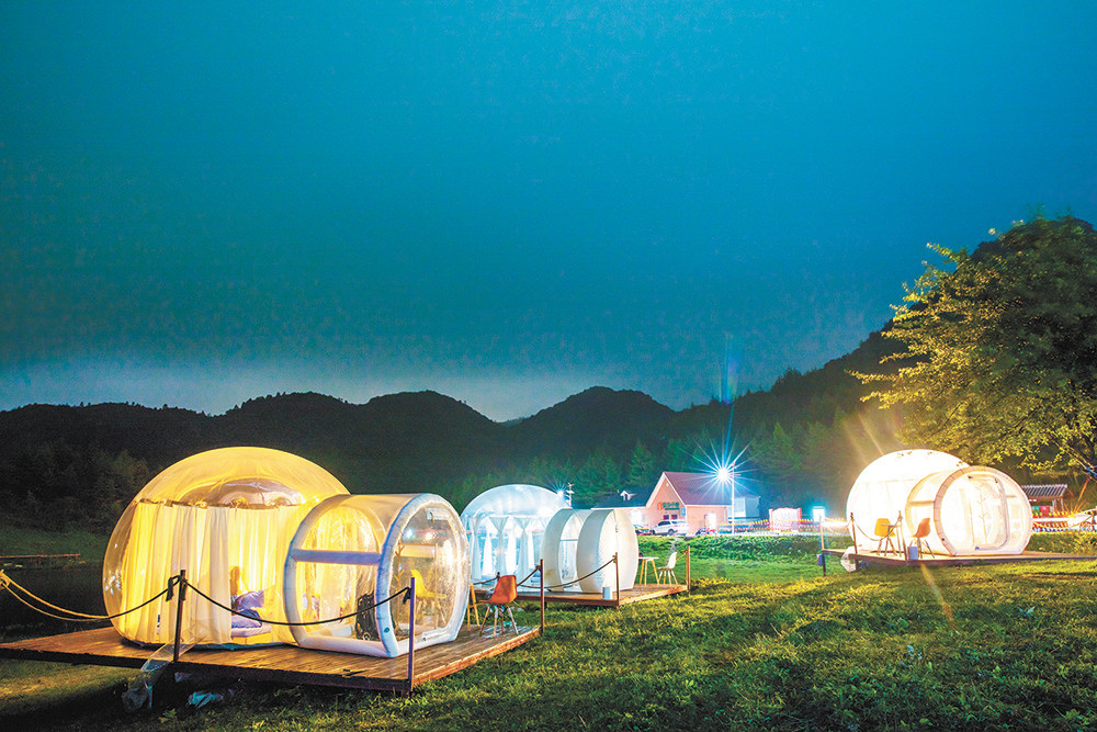 丰都南天湖露营基地的星空泡泡屋很受游客欢迎。(受访者供图)