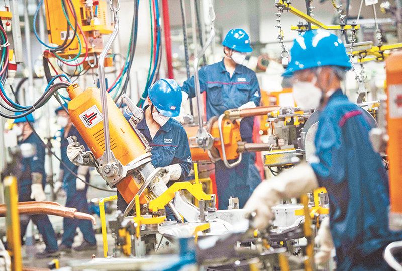 8月29日，长安两江工厂焊接车间，工人们正在加紧作业。记者 张锦辉 摄/视觉重庆