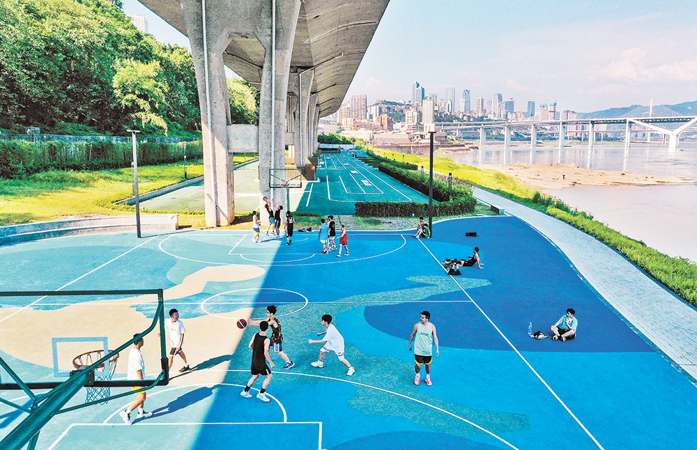 7月26日，渝中区黄沙溪，市民在滨江步道旁的篮球场打球。特约摄影 何超\视觉重庆