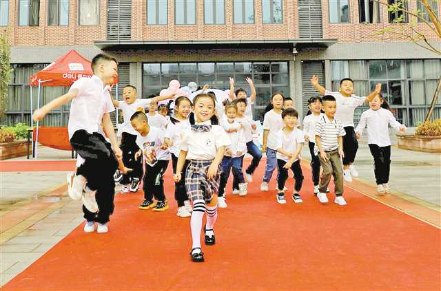9月1日,大足区香国小学,一年级新生入学。通讯员 谭显全 摄/视觉重庆