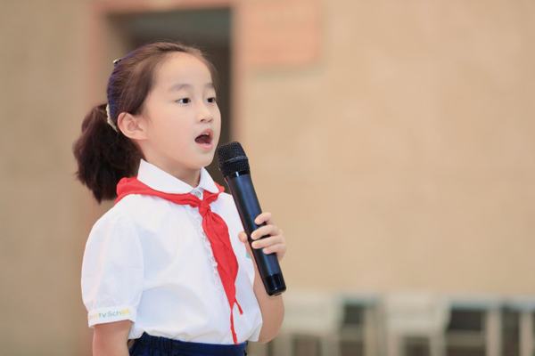 学生讲述航天员的故事。重师附二小供图