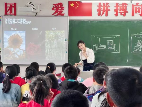 乡村振兴“鸿鹄计划”志愿者为洞庄坪留守儿童开展艺术鉴赏课。代龙摄