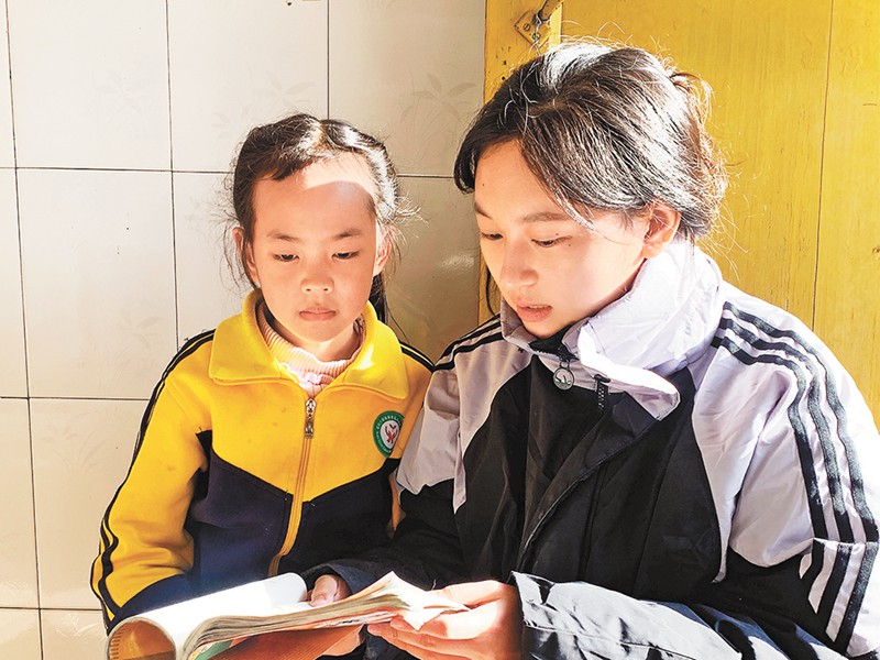 秦婧晗正在辅导学生。(受访者供图)
