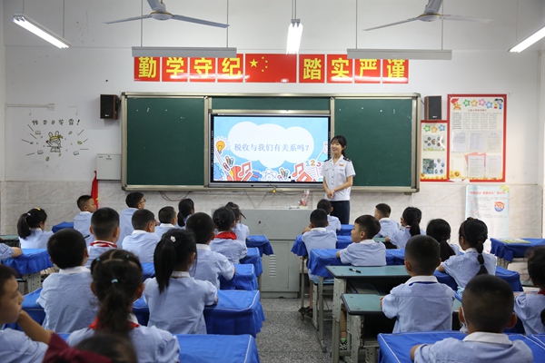 武隆區稅務人員走進武隆區實驗小學鳳溪校區二年級三班，為同學們上好“稅法第一課”。梁舒媛攝