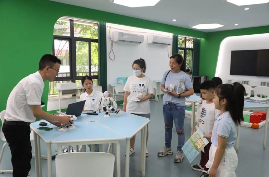 新生及家长体验机器人课。 树人思贤小学供图