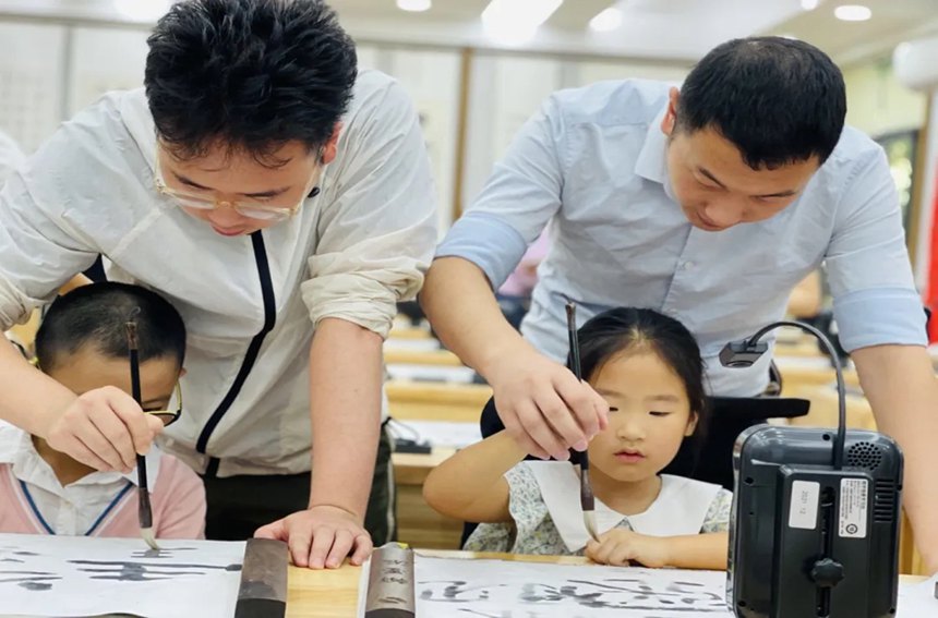 新生体验书法课。树人思贤小学供图