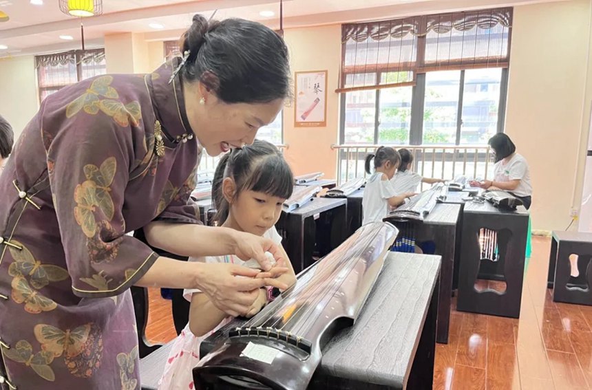 学生体验古筝课。树人思贤小学供图