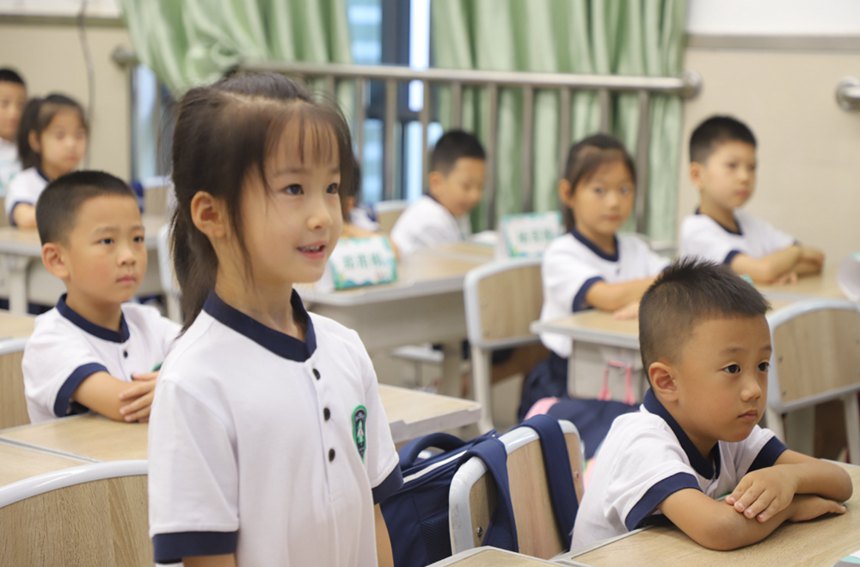 学生学习课堂礼仪。树人思贤小学供图