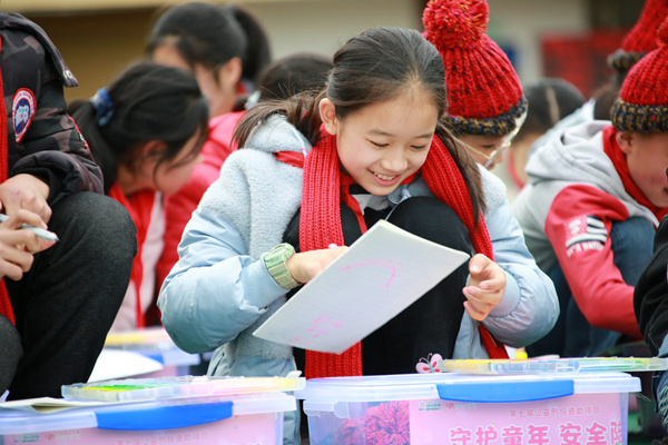 孩子们收到“守护童年 安全陪伴”礼包。重庆市民政局供图