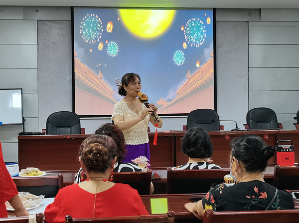 活动现场，居民进行才艺展示。吴嫦摄