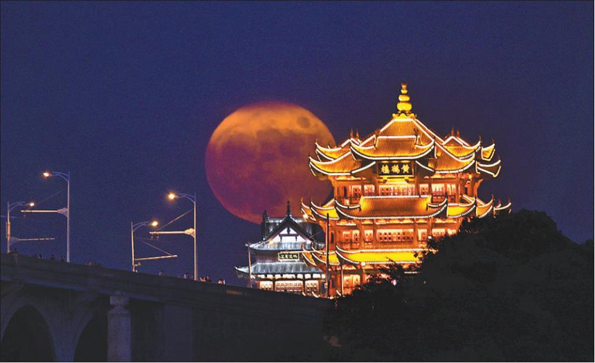 9月10日，圆月与湖北武汉黄鹤楼相映成景。周国强摄（新华社发）