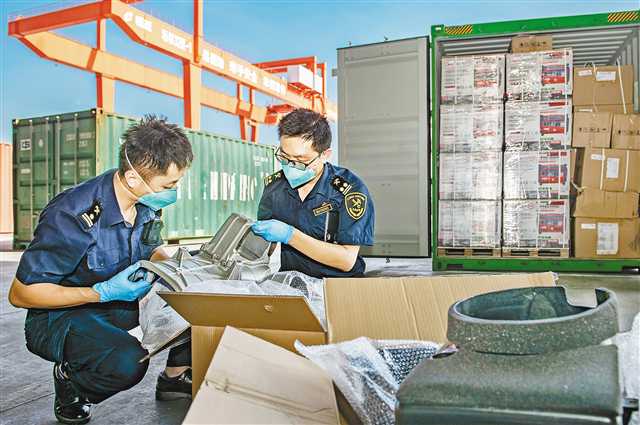 9月7日，重庆果园港海关集中监管作业场所，重庆港海关查验人员正开箱查验集装箱里的摩托车配件等出口货物。