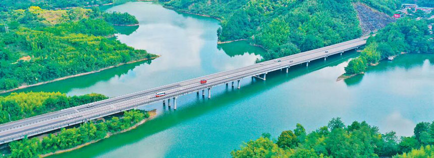 7月25日，在梁平区梁山街道沙坪村，沪蓉高速公路跨越沙坝水库，美丽壮观。