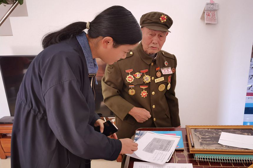 丰盛社区退役军人服务站走访退役军人。