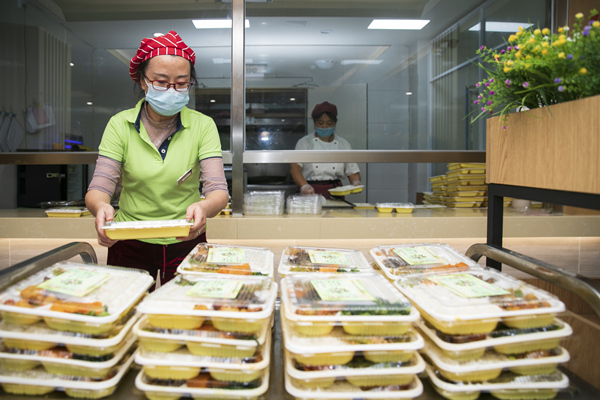 石马河街道养老服务中心“中央厨房”统一配餐。江北区委宣传部供图 