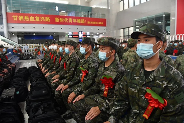 入伍新兵在重庆北站候车大厅候车。邹乐摄