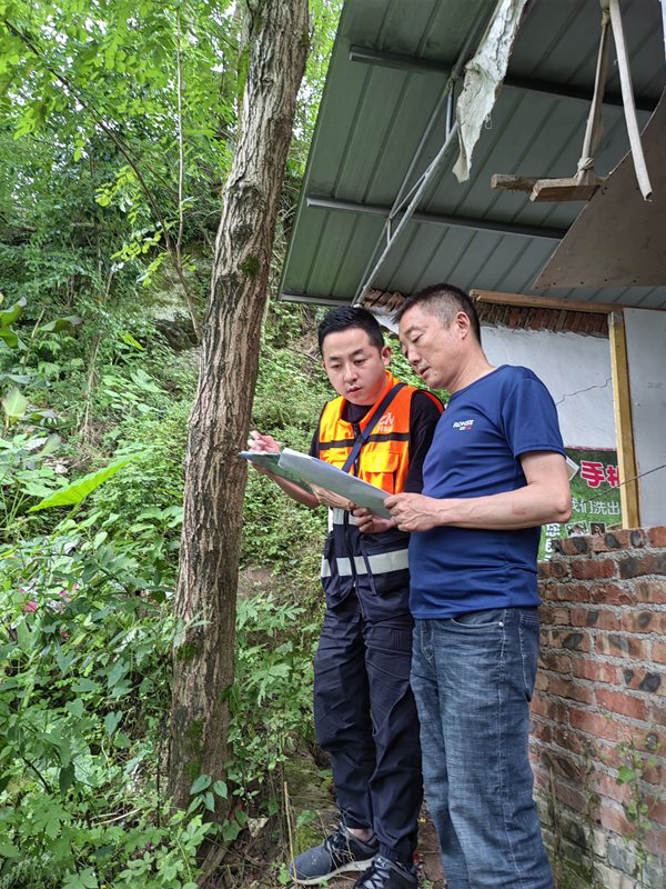 《专项排查》。7月中旬，在垫江县危岩隐患专项排查项目中，川东南地质大队驻守地质队员朱放正开展野外核查工作。林松摄