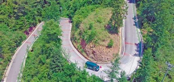 郵政車行駛在公路上。朱亞坤攝