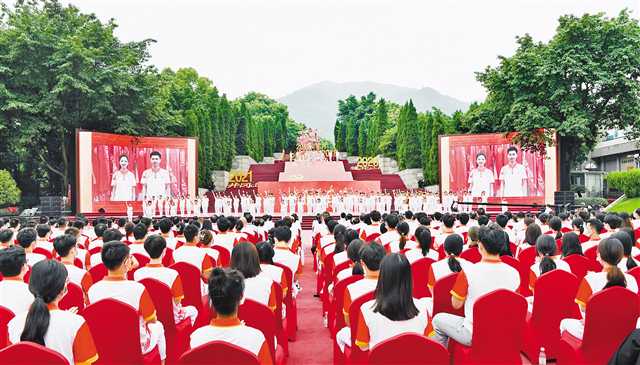 广泛开展“传承红色基因，争做时代新人”主题教育活动。图为2022年6月，“青年红色筑梦之旅”活动在重庆“红岩魂”广场举行。