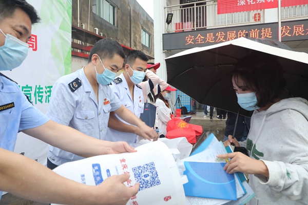 銅梁區稅務局組建服務隊走進該區虎峰鎮，發放稅收宣傳資料上千份。馮雲飛攝