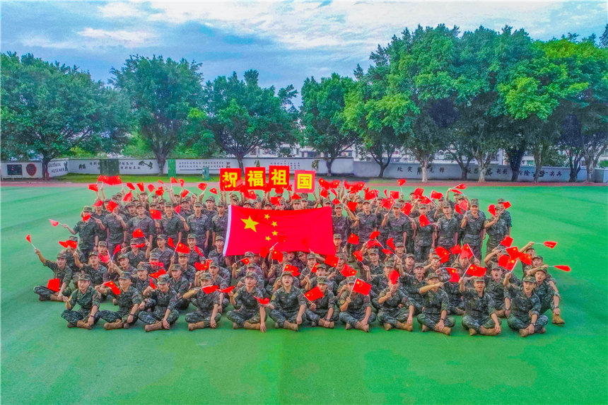 武警官兵与国旗同框，祝福祖国。李东摄